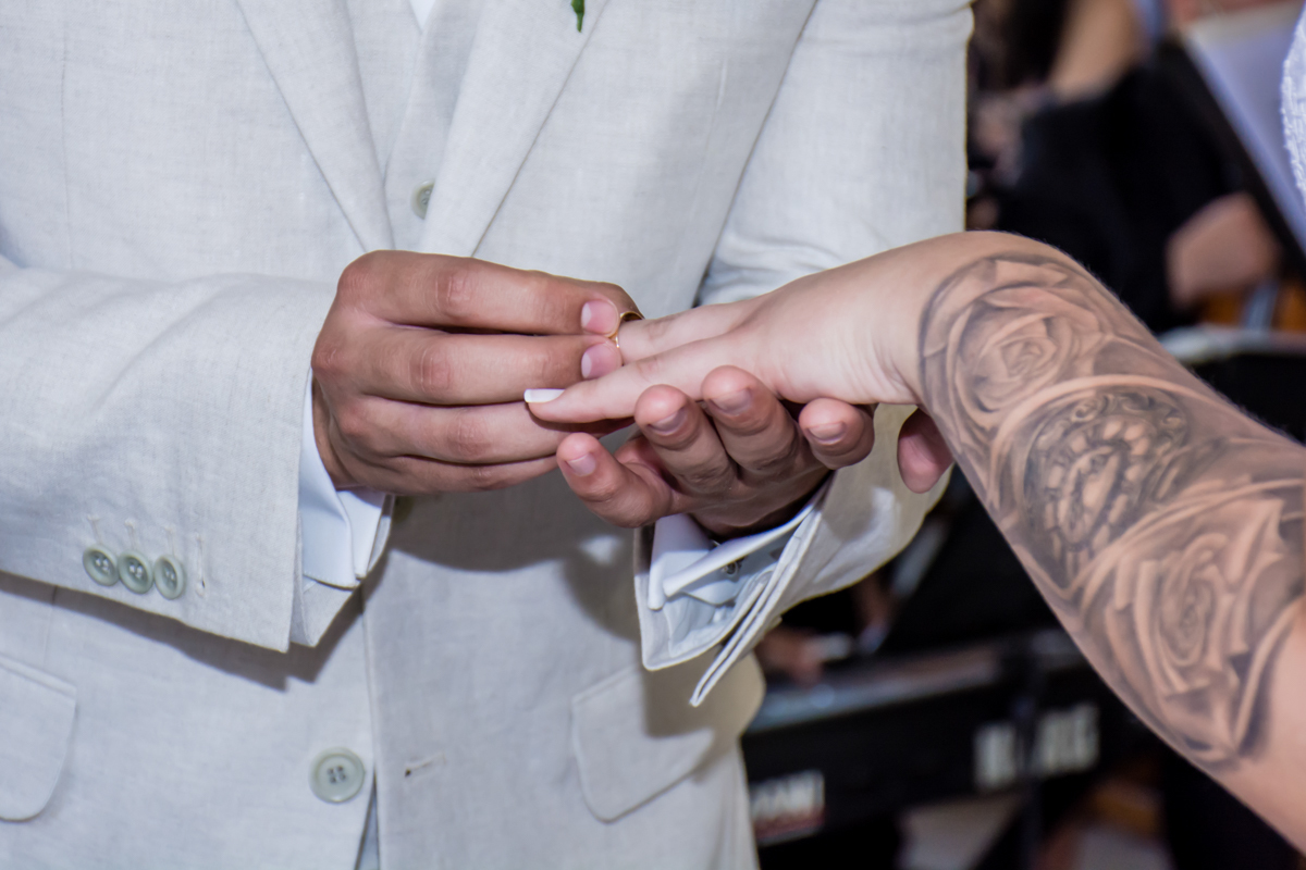 colocando a aliança na noiva