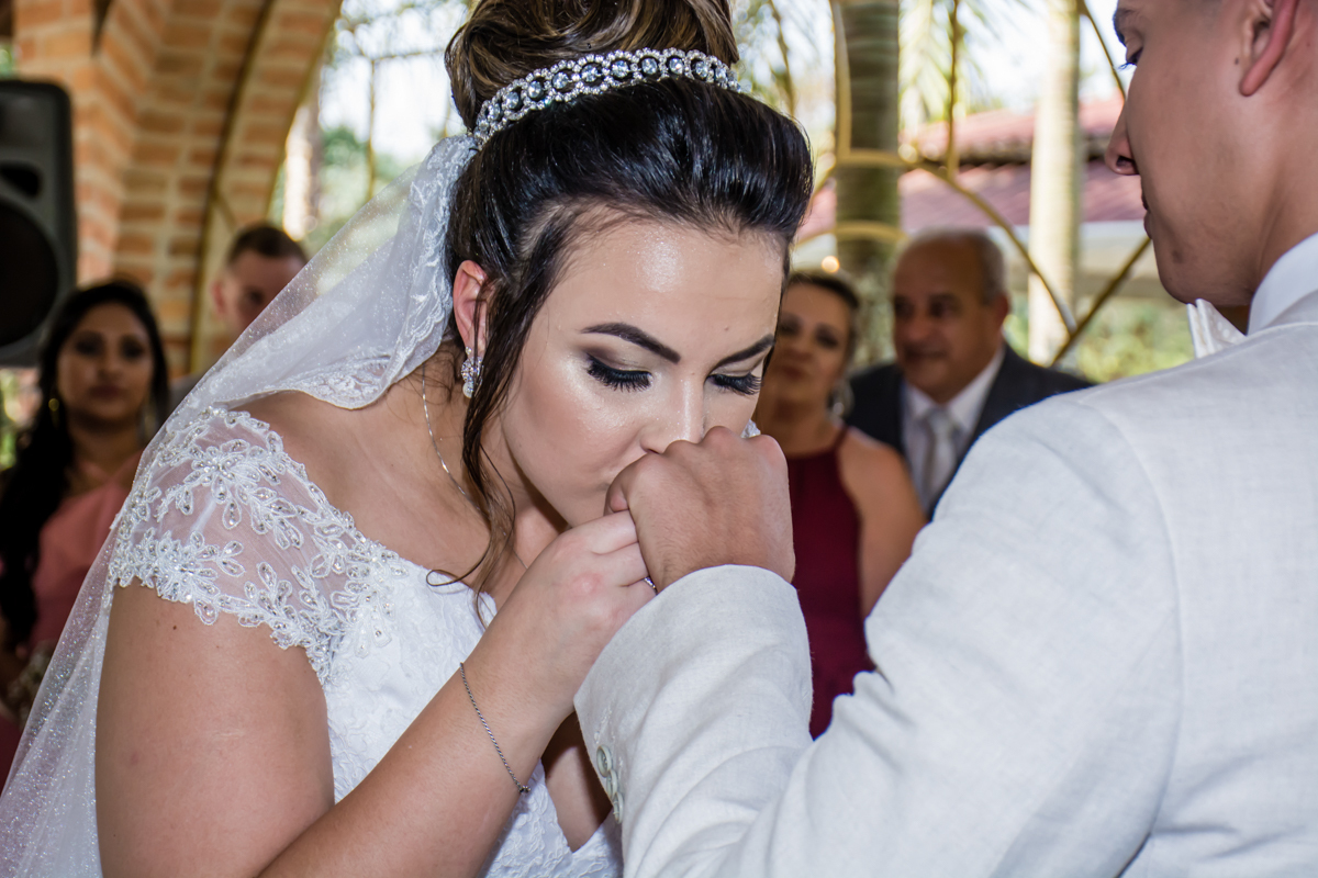 beijo na aliança do noivo