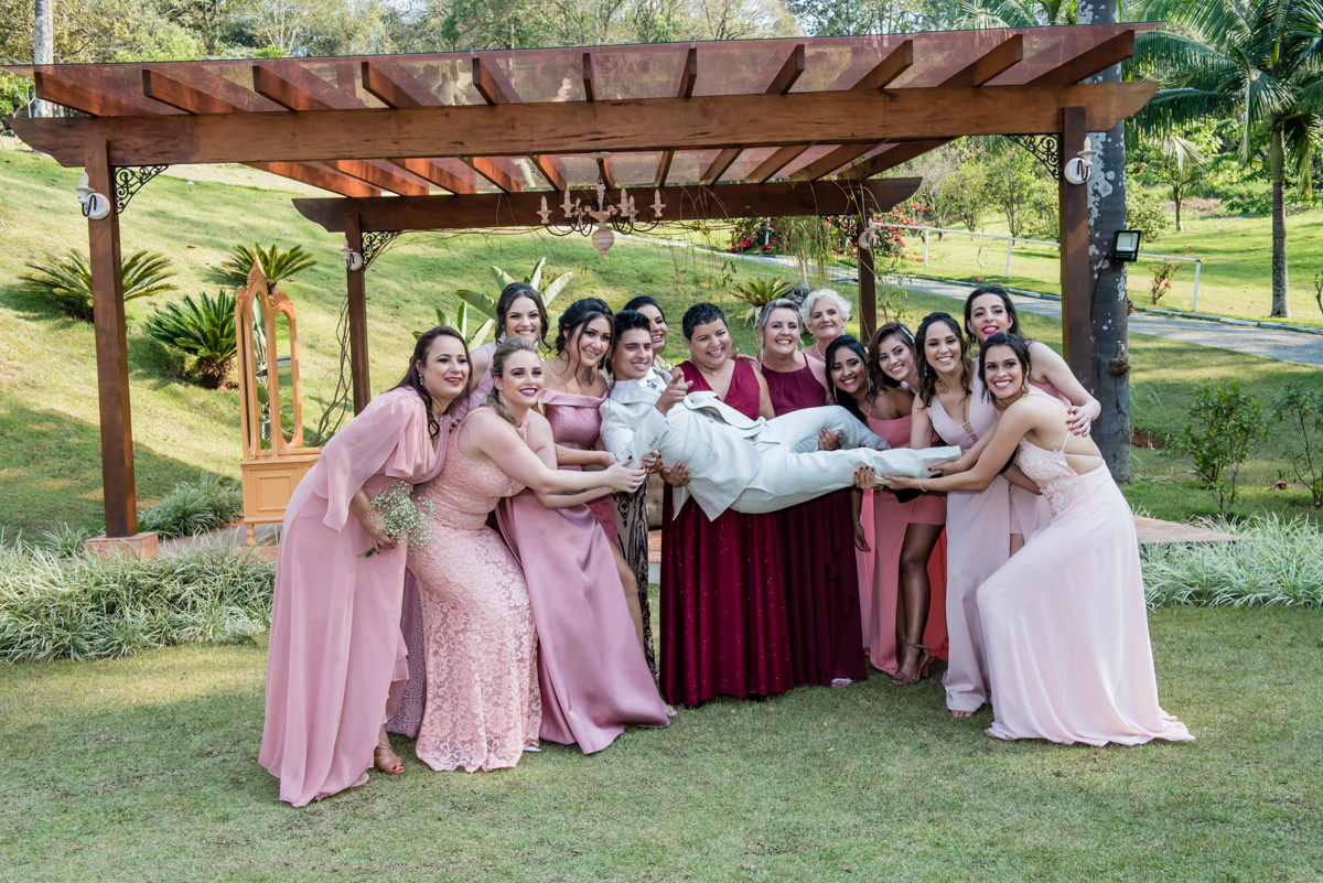 noivo no colinho das madrinhas