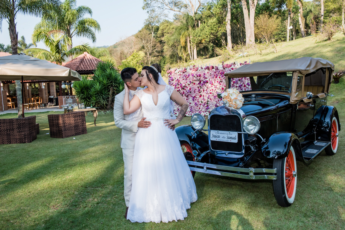 foto ao lado do carro