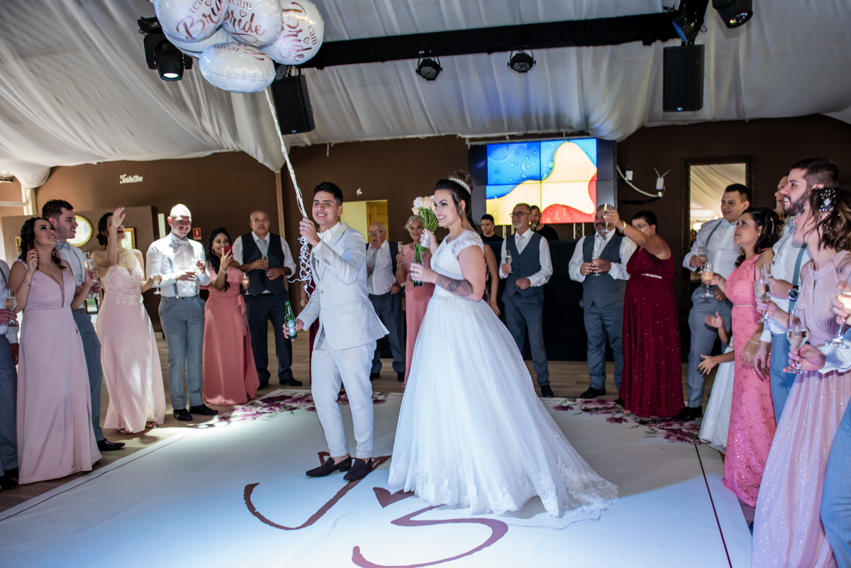 entrada dos noivos no salão da festa