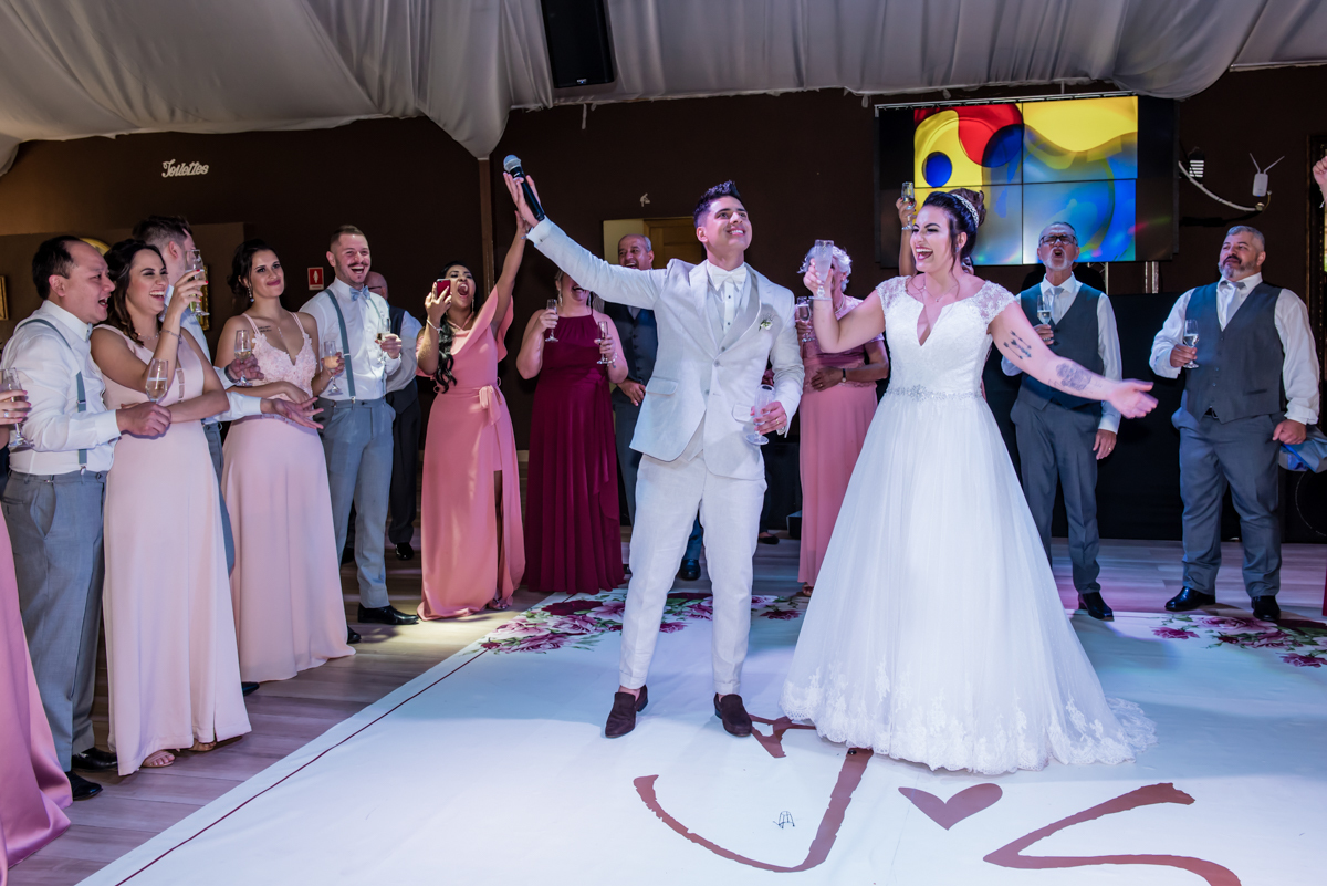 o casal animado com a festa