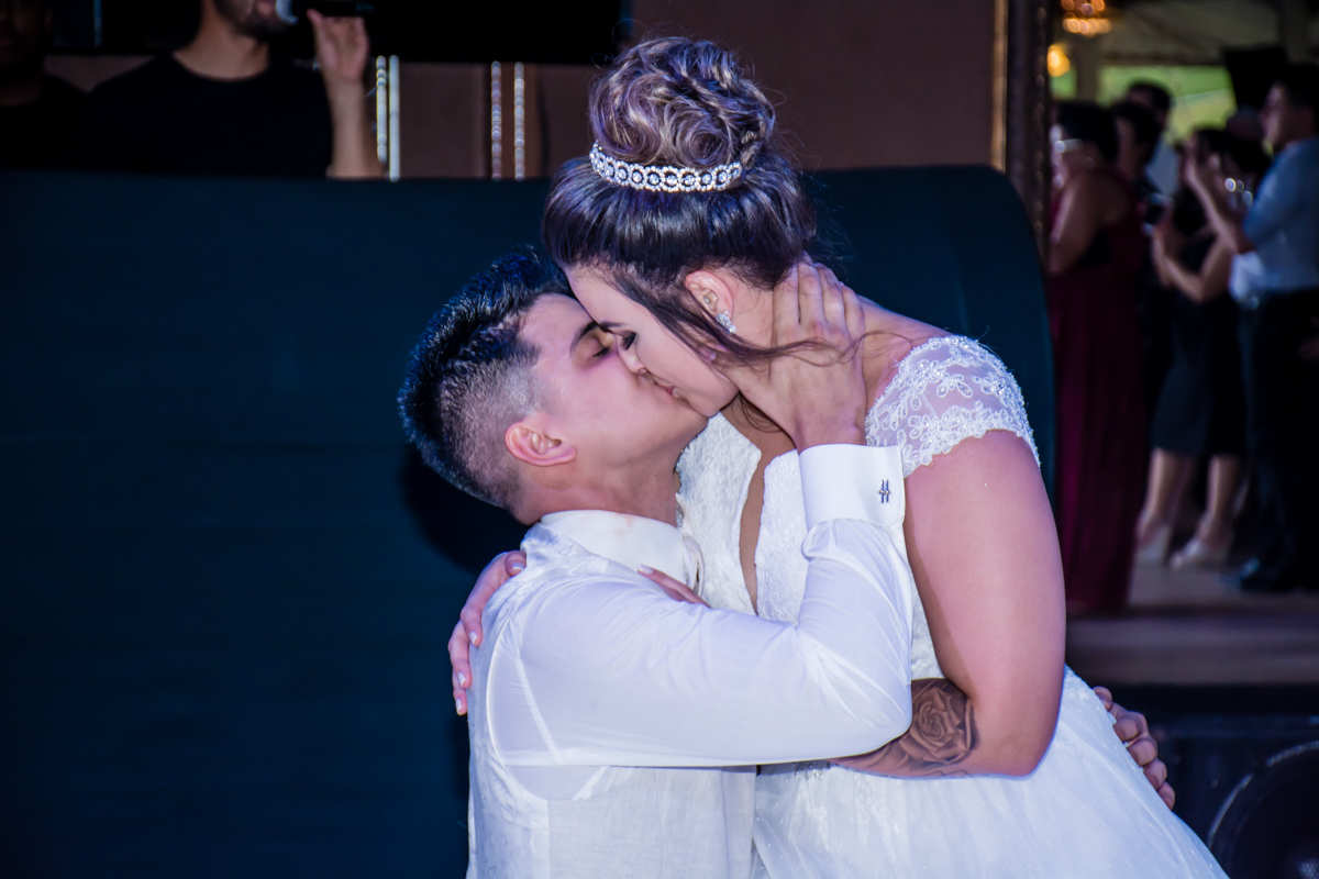 muita alegria do jovem casal