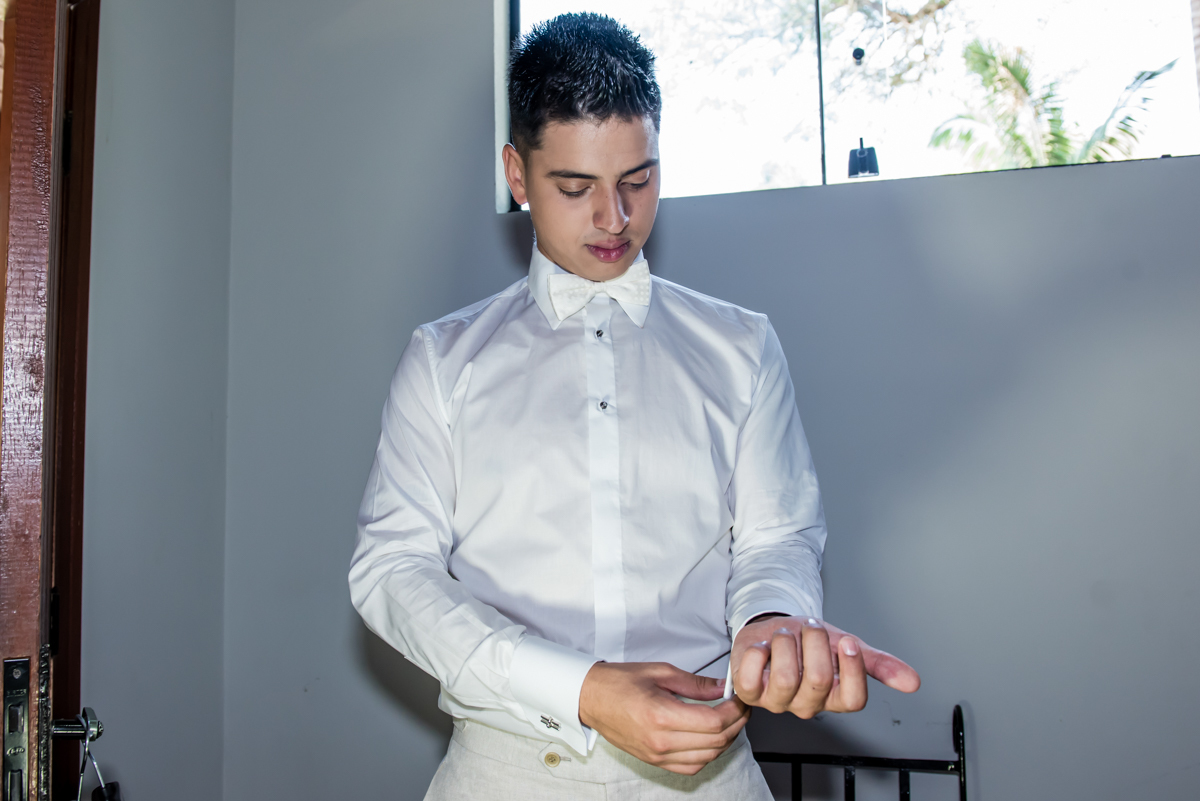 ajeitando a manga da camisa