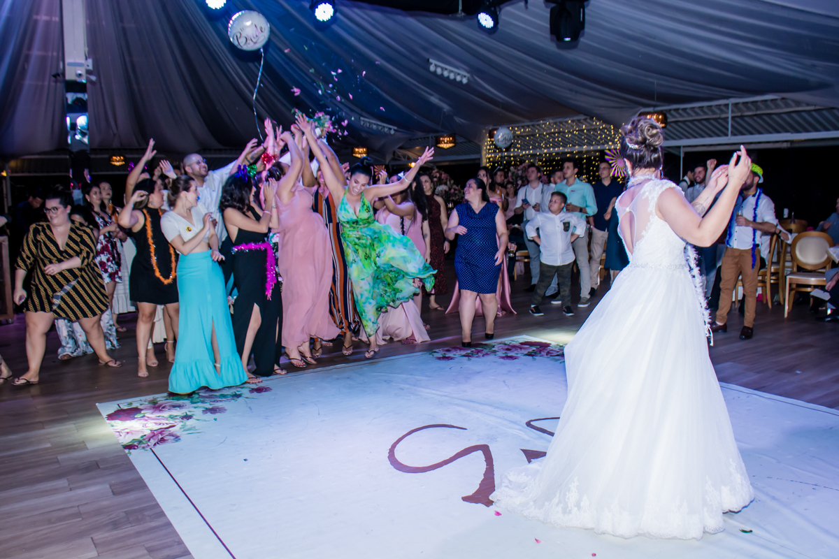 jogando o buquet para amigas e amigos