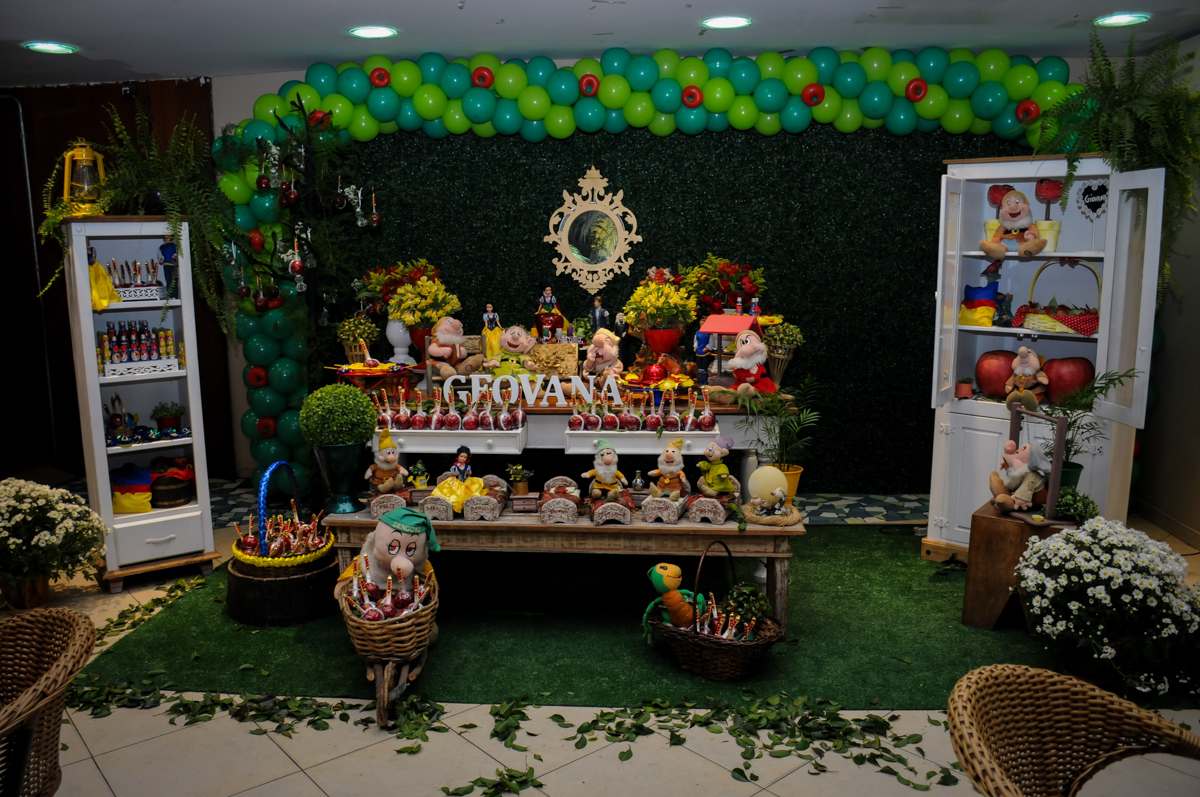 mesa decorada branca de neve no Buffet Viva Vida, Butantã, São Paulo