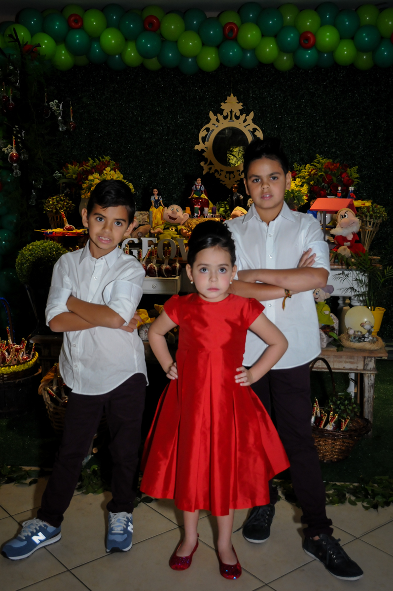 foto dos irmãos em frente a mesa decorada no Buffet Viva Vida, Butantã, São Paulo