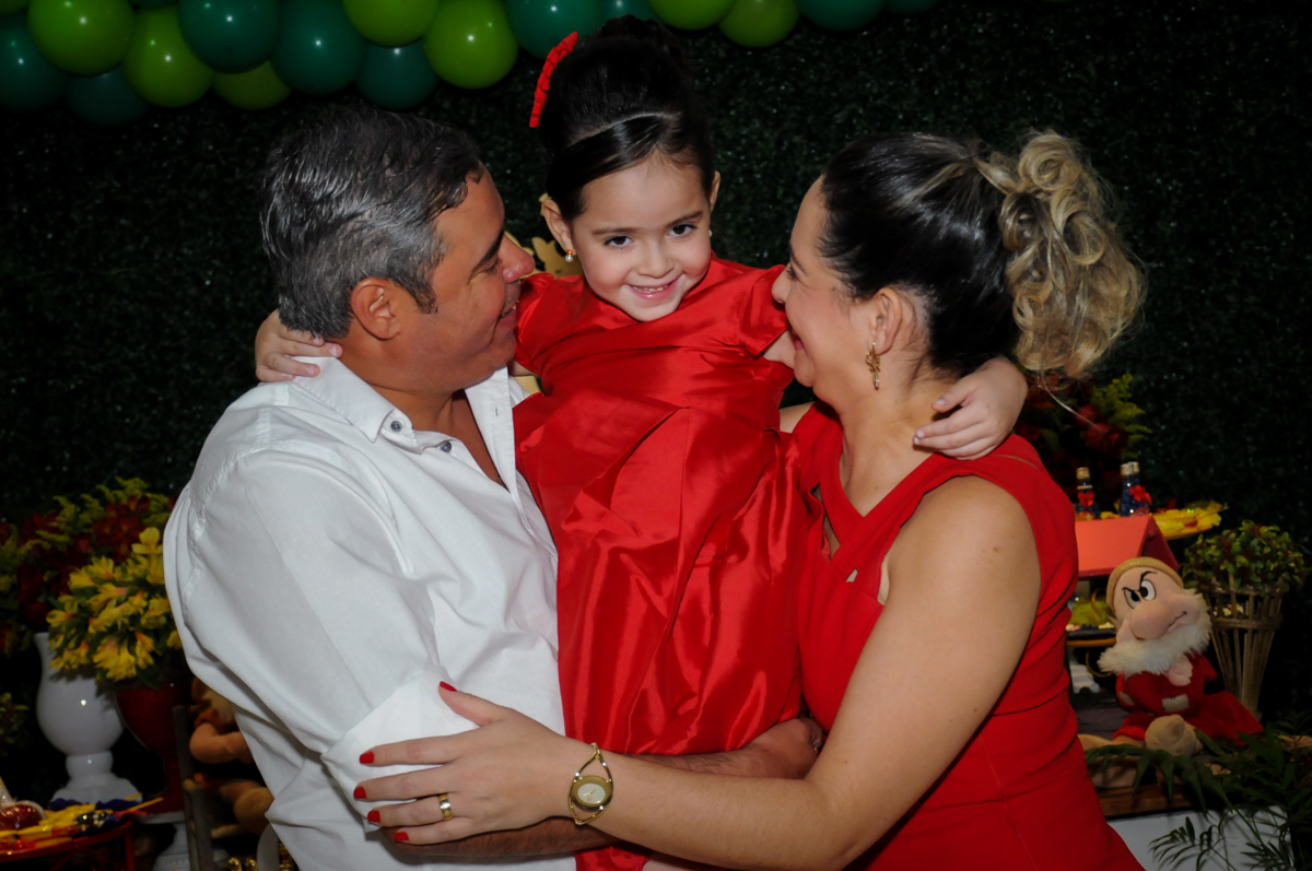 carinho dos pais com a aniversariante no Buffet Viva Vida, Butantã, São Paulo