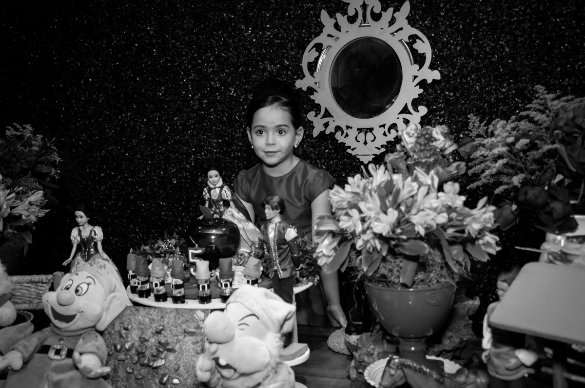 giovana na mesa decorada branca de neve no Buffet Viva Vida, Butantã, São Paulo