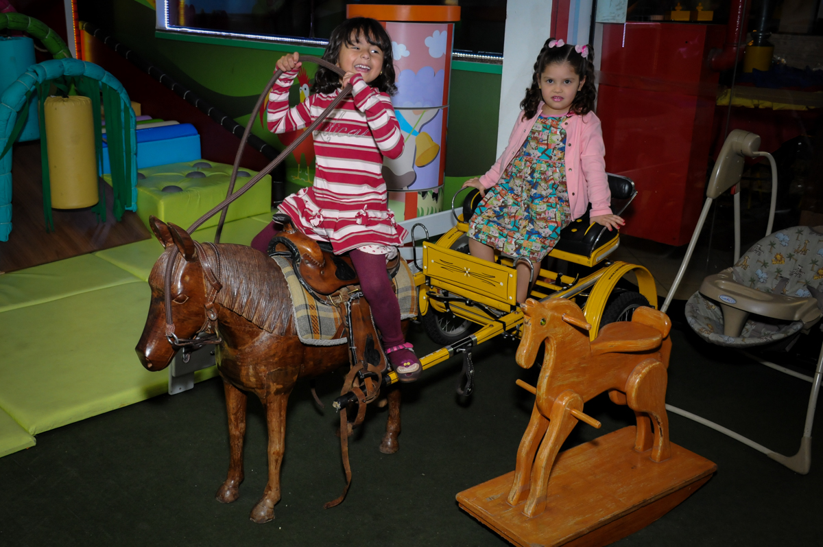 criançada brincando na área baby do Buffet Viva Vida, Butantã, São Paulo