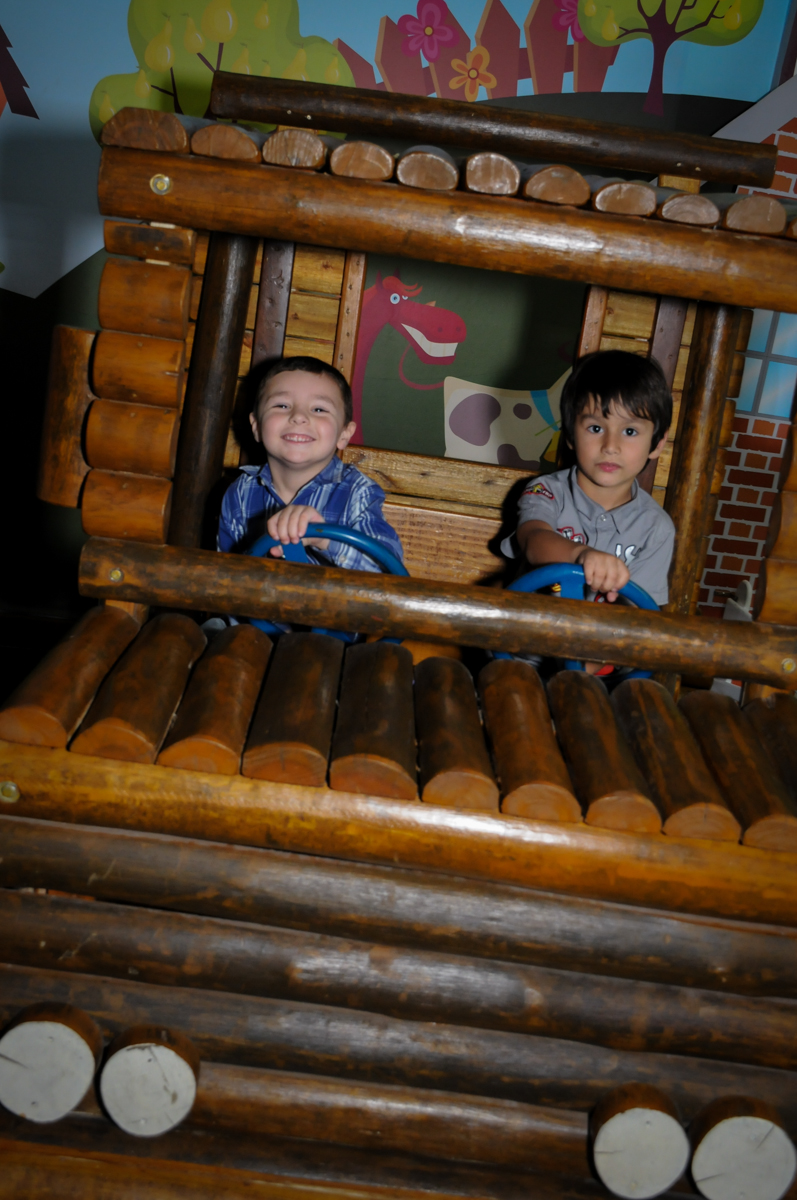 farra na festa criançada brincando no jeep de madeira no Buffet Viva Vida, Butantã, São Paulo