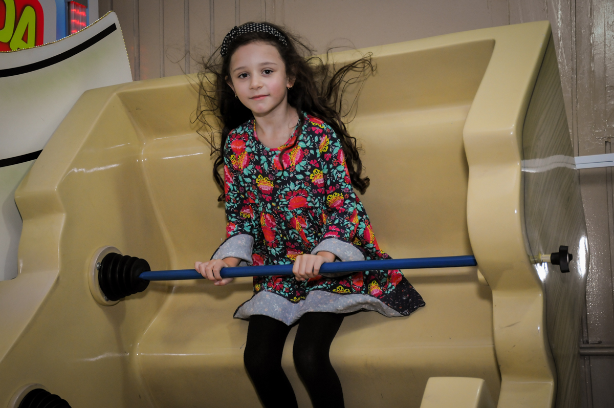 convidada brincando no barco