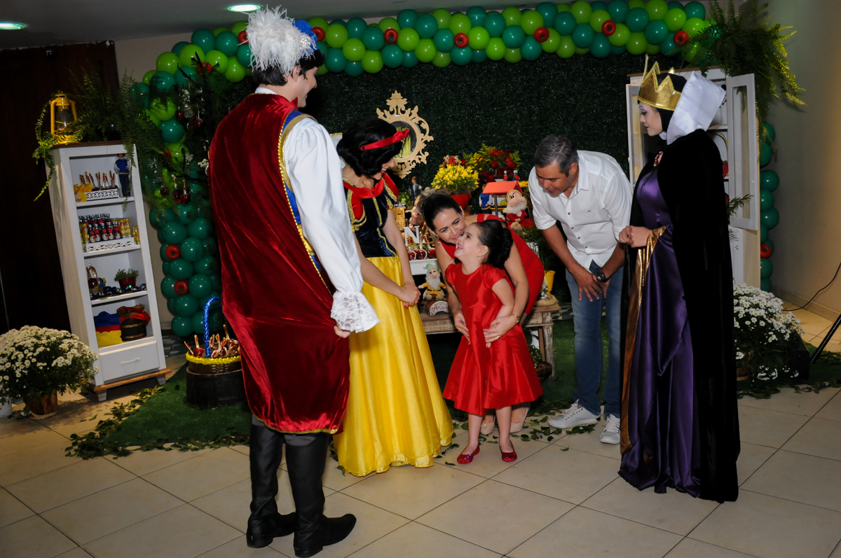 alegria da aniversariante com a chegada da branca de neve no Buffet Viva Vida, Butantã, São Paulo