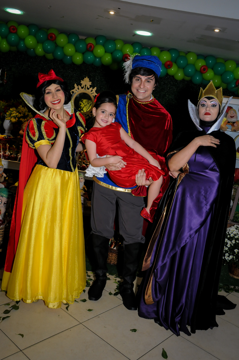 foto da aniversariante com a branca de neve no Buffet Viva Vida, Butantã, São Paulo