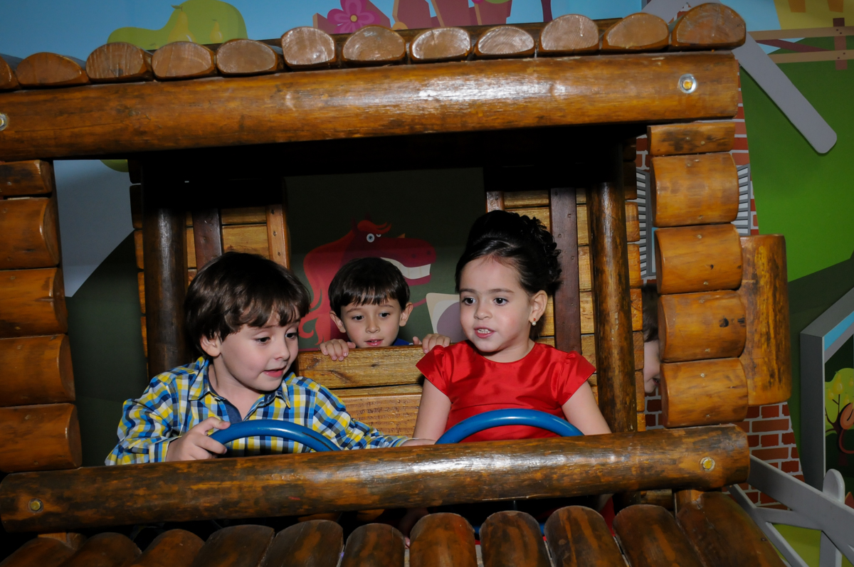 aniversariante e amigos no jeep no Buffet Viva Vida, Butantã, São Paulo