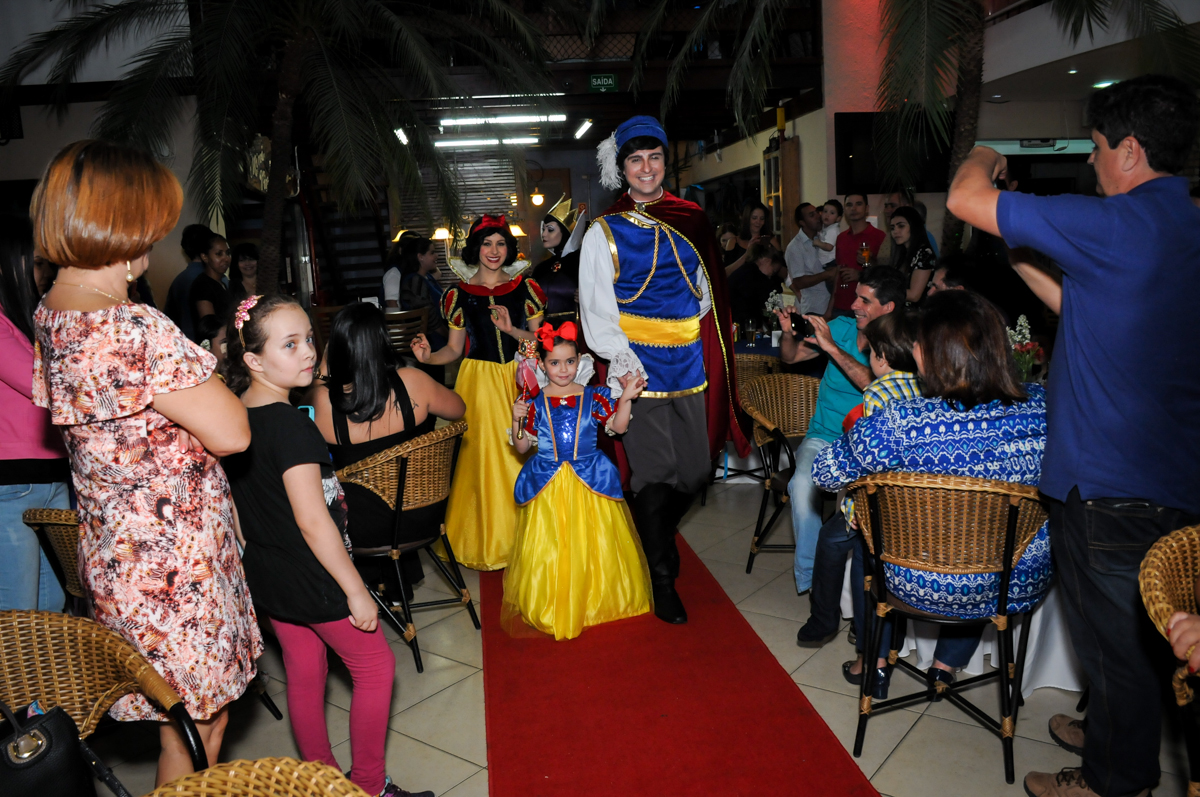 entrada dos personagens para o show da branca de neve no Buffet Viva Vida, Butantã, São Paulo
