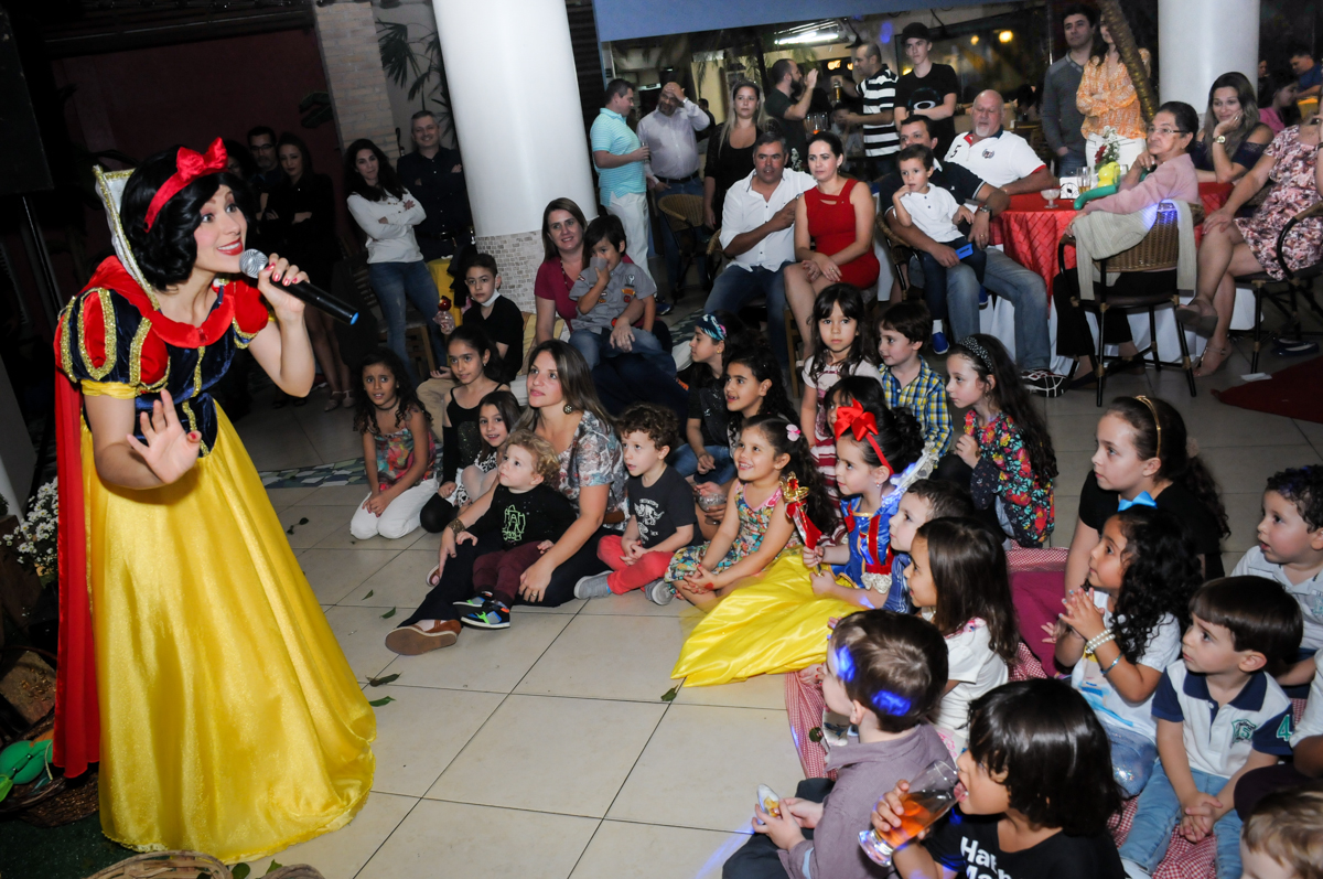 platéia infantil assistindo ao show no Buffet Viva Vida, Butantã, São Paulo