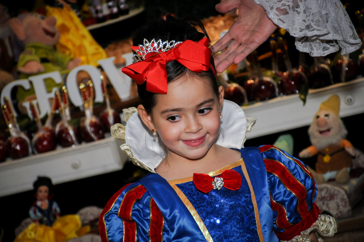 aniversariante vestida de branca de neve no Buffet Viva Vida, Butantã, São Paulo