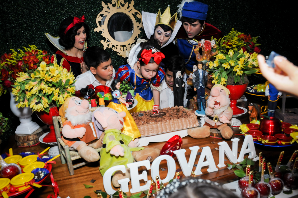 aniversariante cortando o bolo no Buffet Viva Vida, Butantã, São Paulo