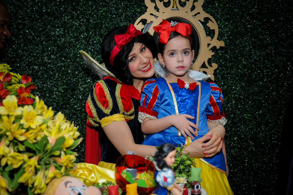 foto da aniversariante com a branca de neve no Buffet Viva Vida, Butantã, São Paulo