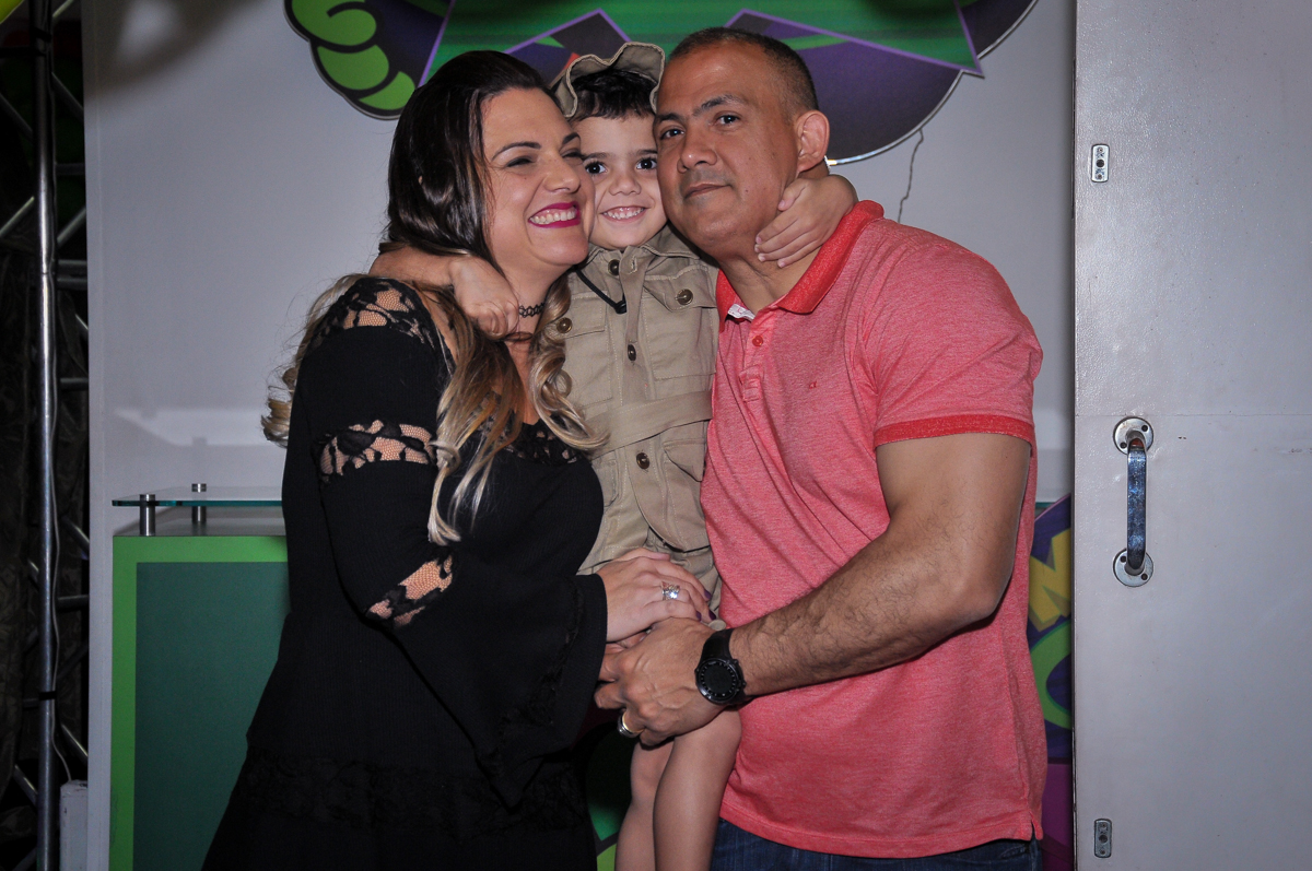 aniversariante com os pais debaixo do arco de bexigas no Buffet infantil Max Mania, Panambi