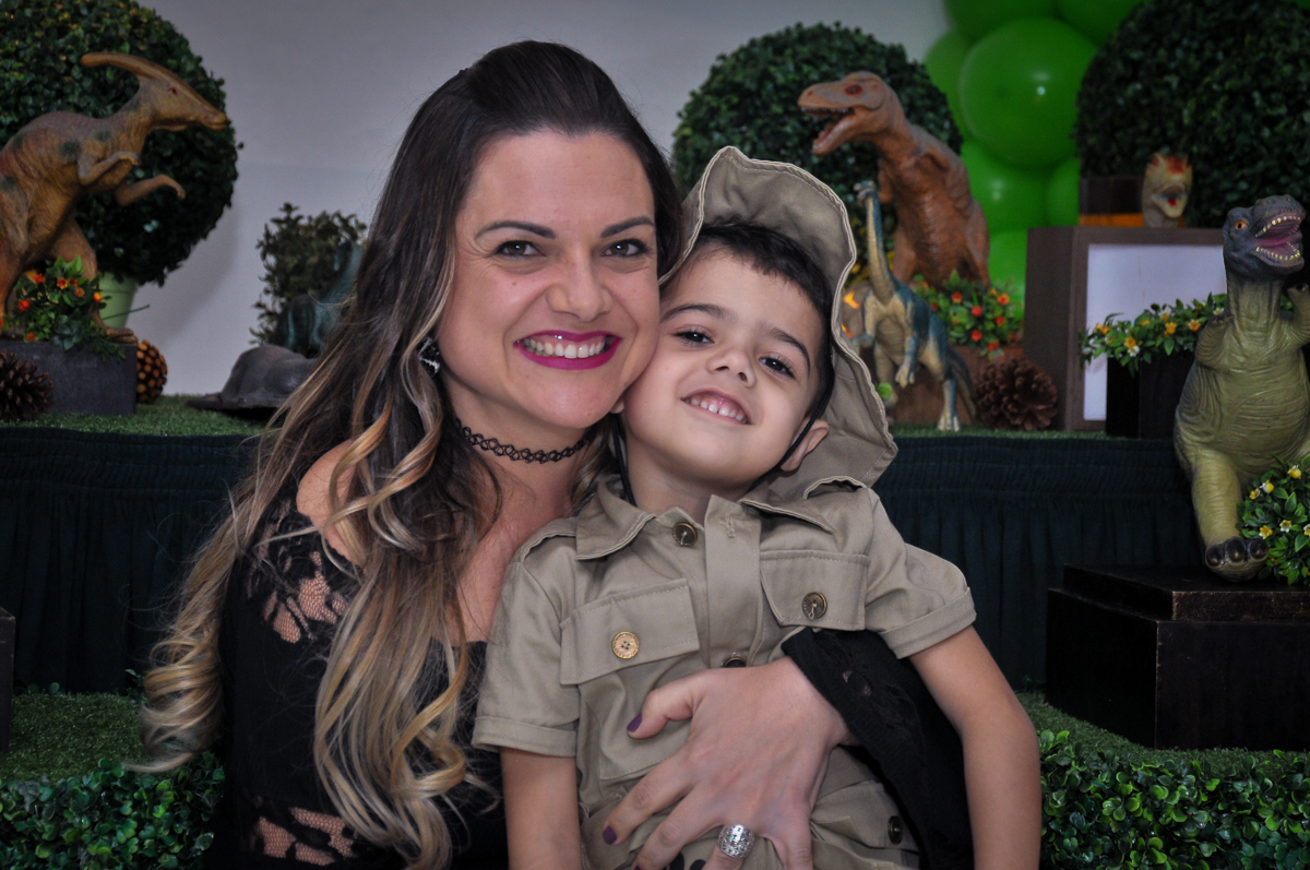 aniversariante com a mãe em frente a mesa decorada tema dinossauro rex no Buffet infantil Max Mania, Panambi