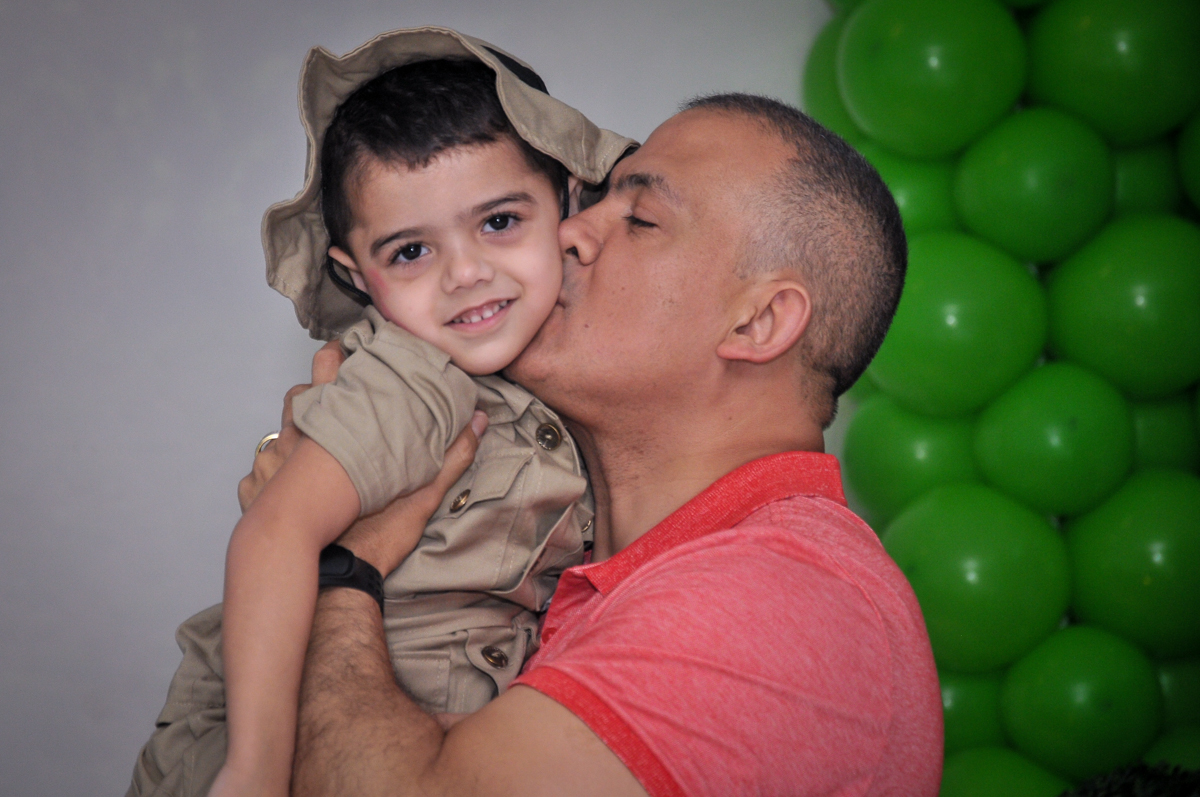 aniversariante e o pai em frente a mesa decorada dos dinossaururos rex no Buffet infantil Max Mania, Panambi