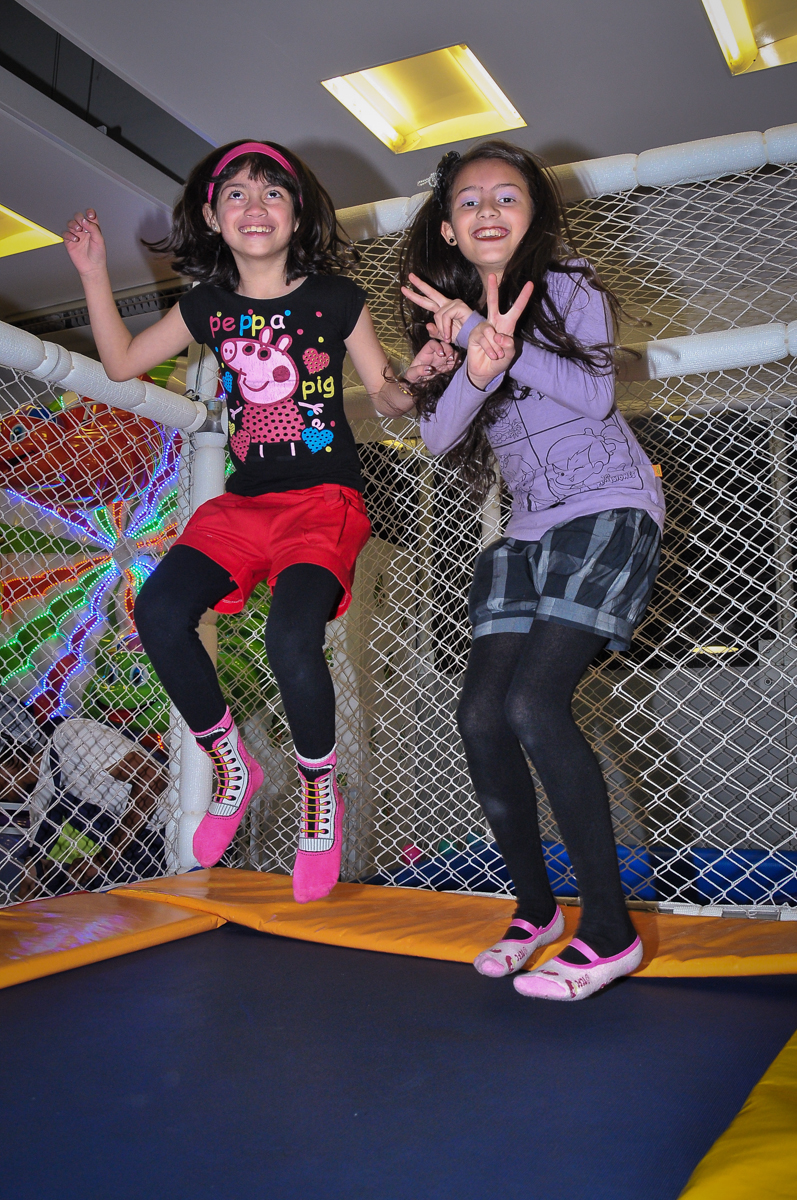 convidadas brincando no pula pula no Buffet infantil Max Mania, Panambi