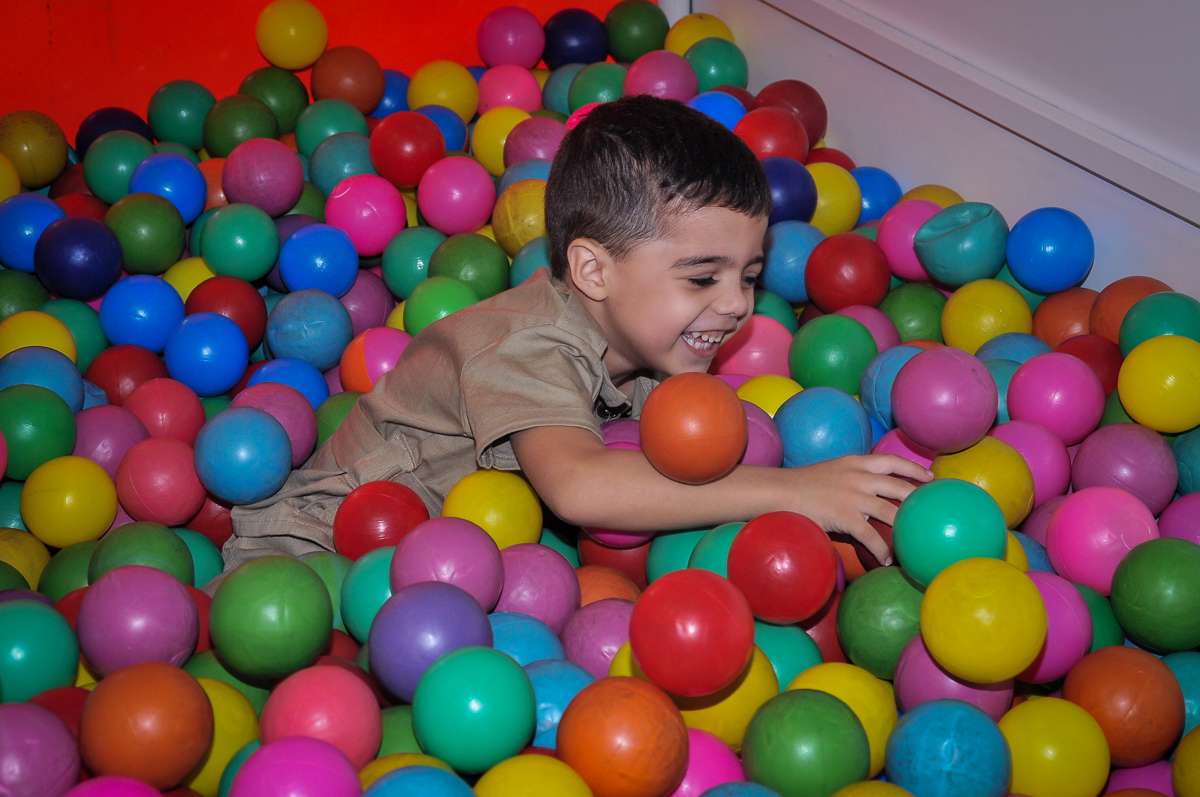 muitos sorrisos do aniversariante na piscina de bolinha no Buffet infantil Max Mania, Panambi