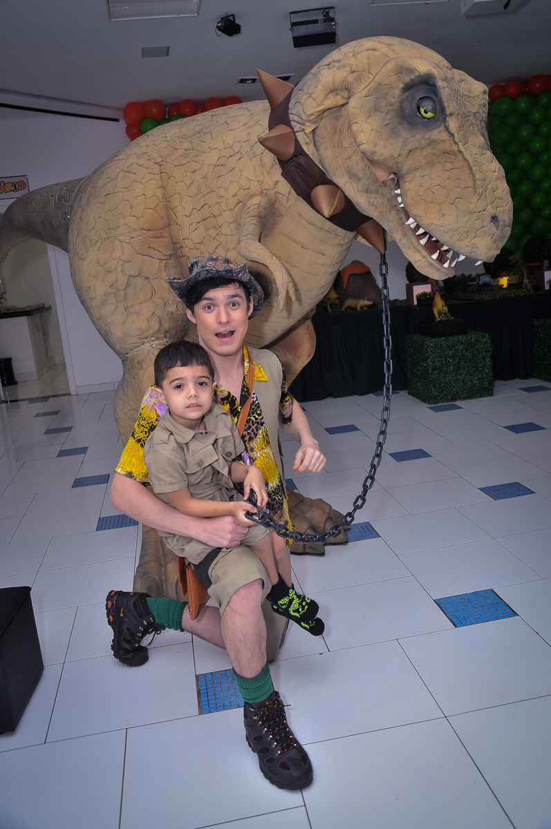 foto do aniversariante e o dinossauro rex no Buffet infantil Max Mania, Panambi