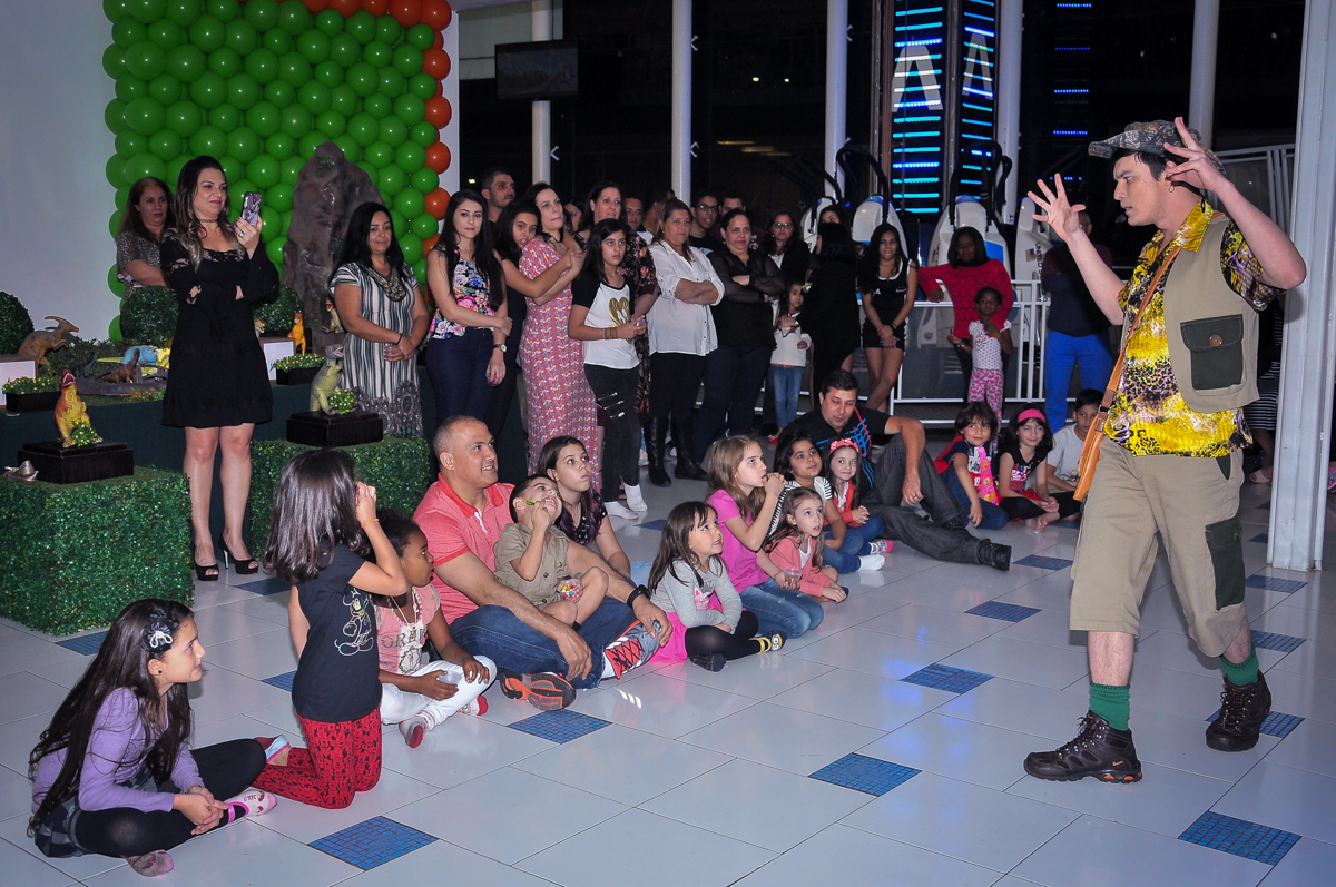 criançada assistindo ao show dos dinossauros rex no Buffet infantil Max Mania, Panambi