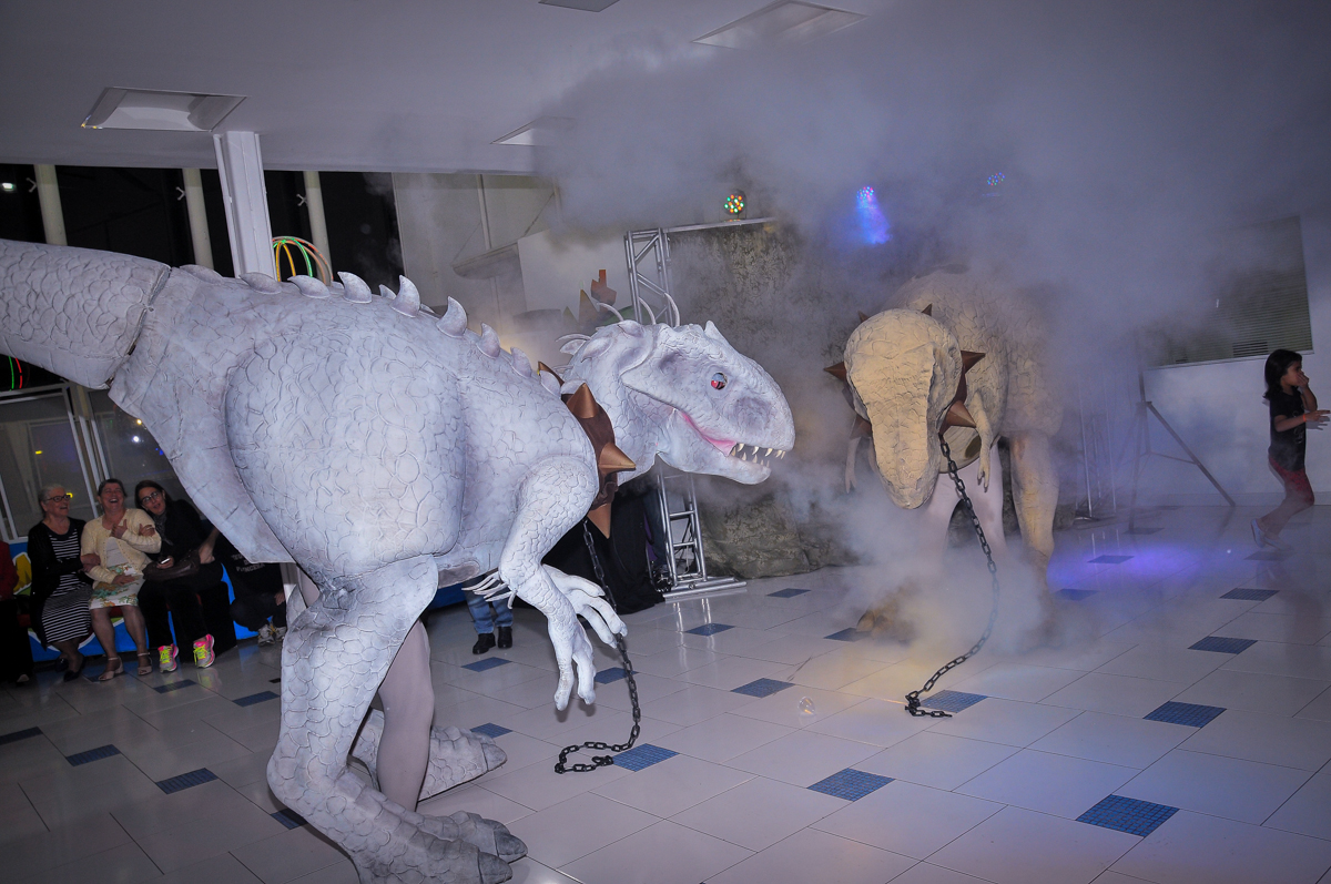 disputa de espaço dos dinossauros rex no Buffet infantil Max Mania, Panambi