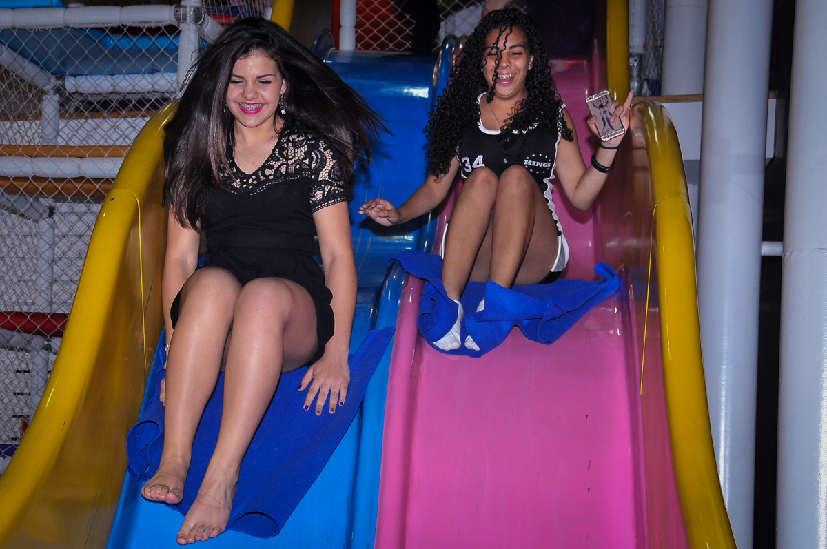 brincando no escorregador no Buffet infantil Max Mania, Panambi