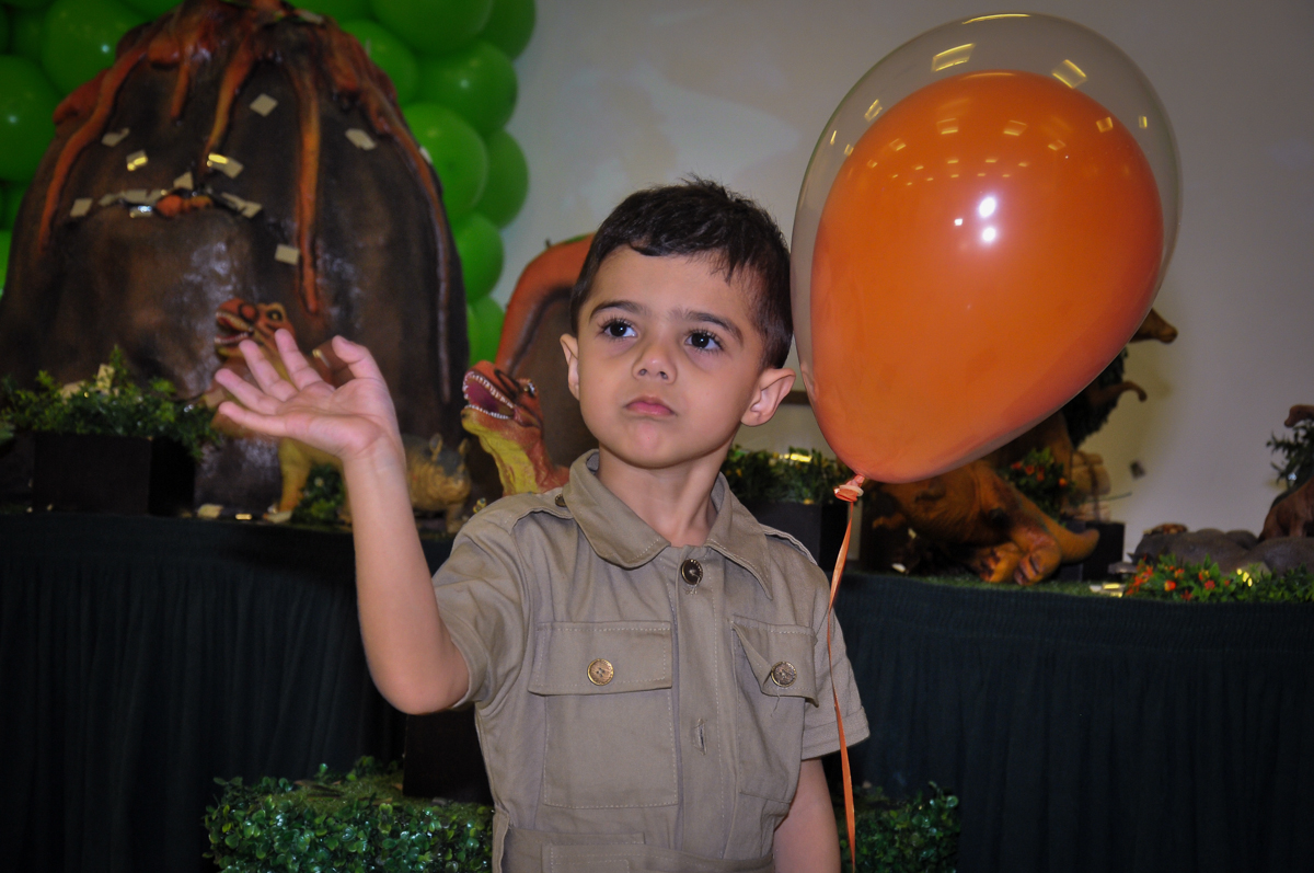 brincando com o balão de bexiga no Buffet infantil Max Mania, Panambi