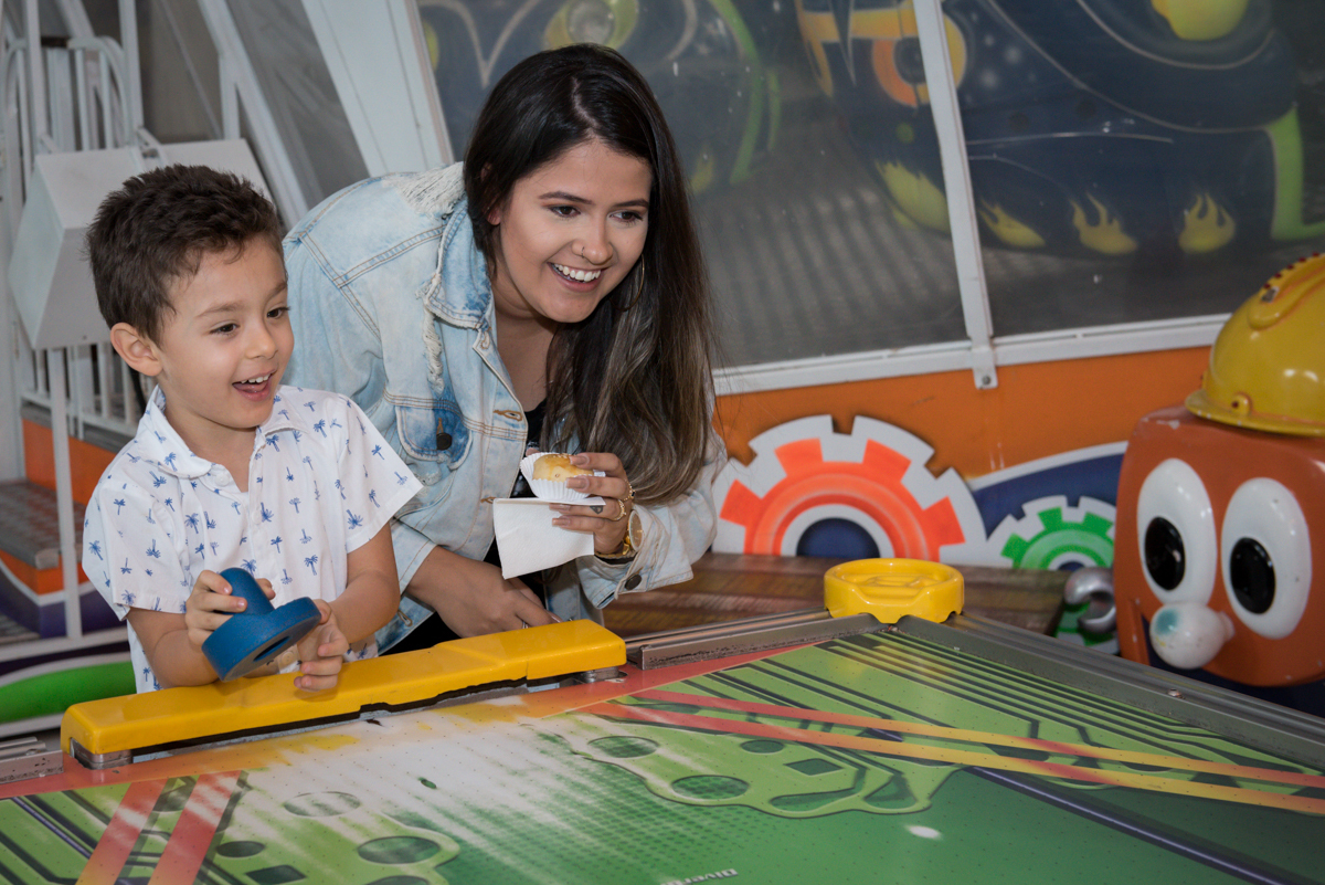 jogo de futebol de mesa animado com a tia