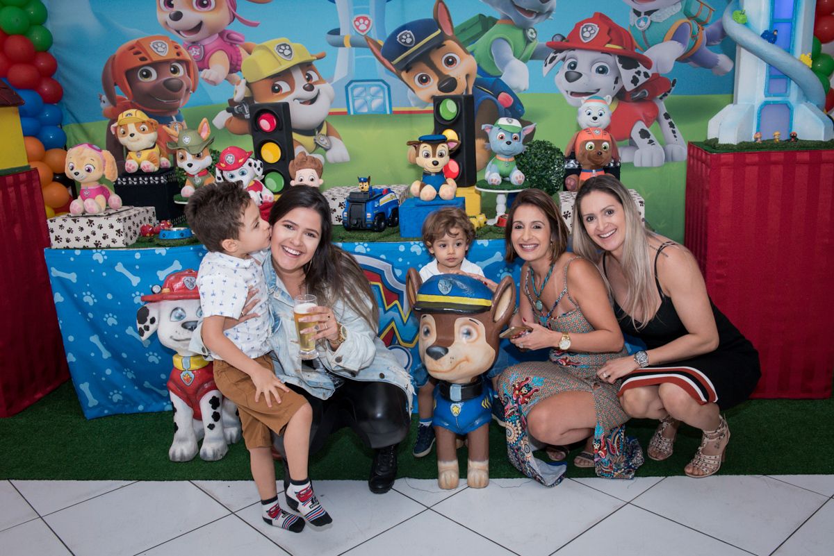 foto com as tias na mesa temática