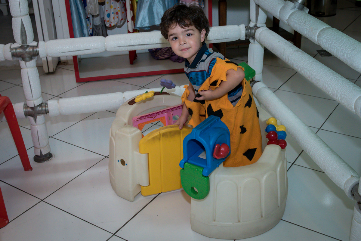 brincando com os brinquedos da área baby