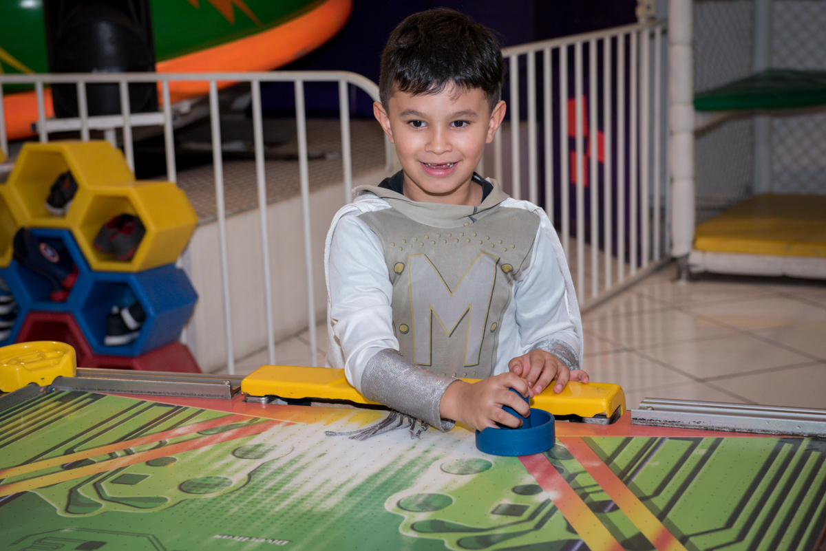 fazendo gol no jogo de futebol