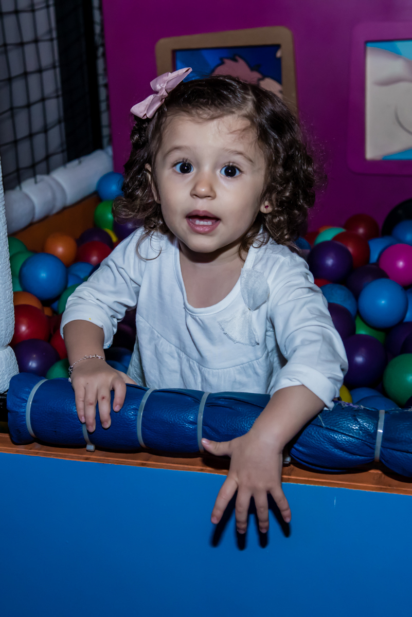 pulo na piscina de bolinhas