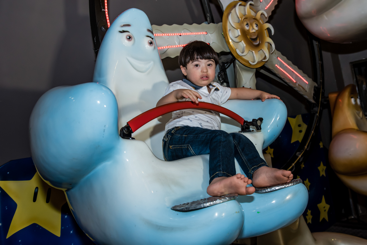 divertindo no brinquedo carrossel