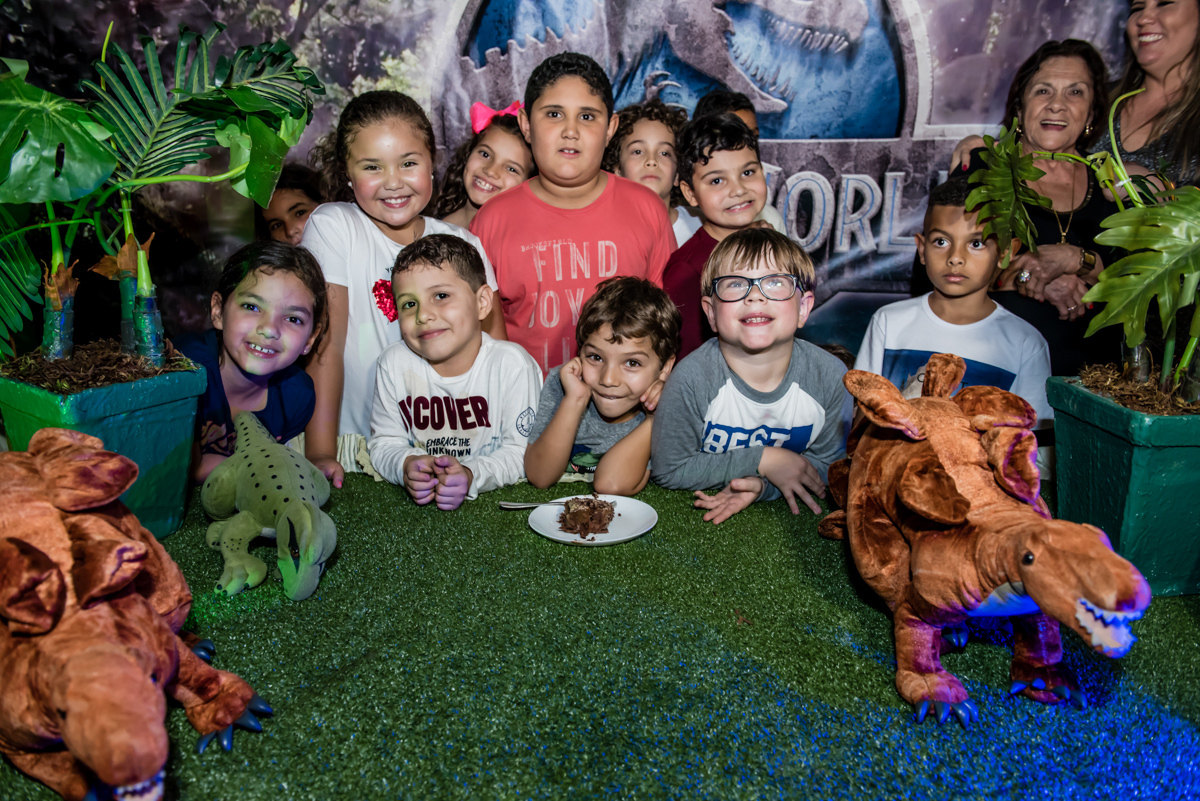 amigos reunidos para a foto na mesa do bolo