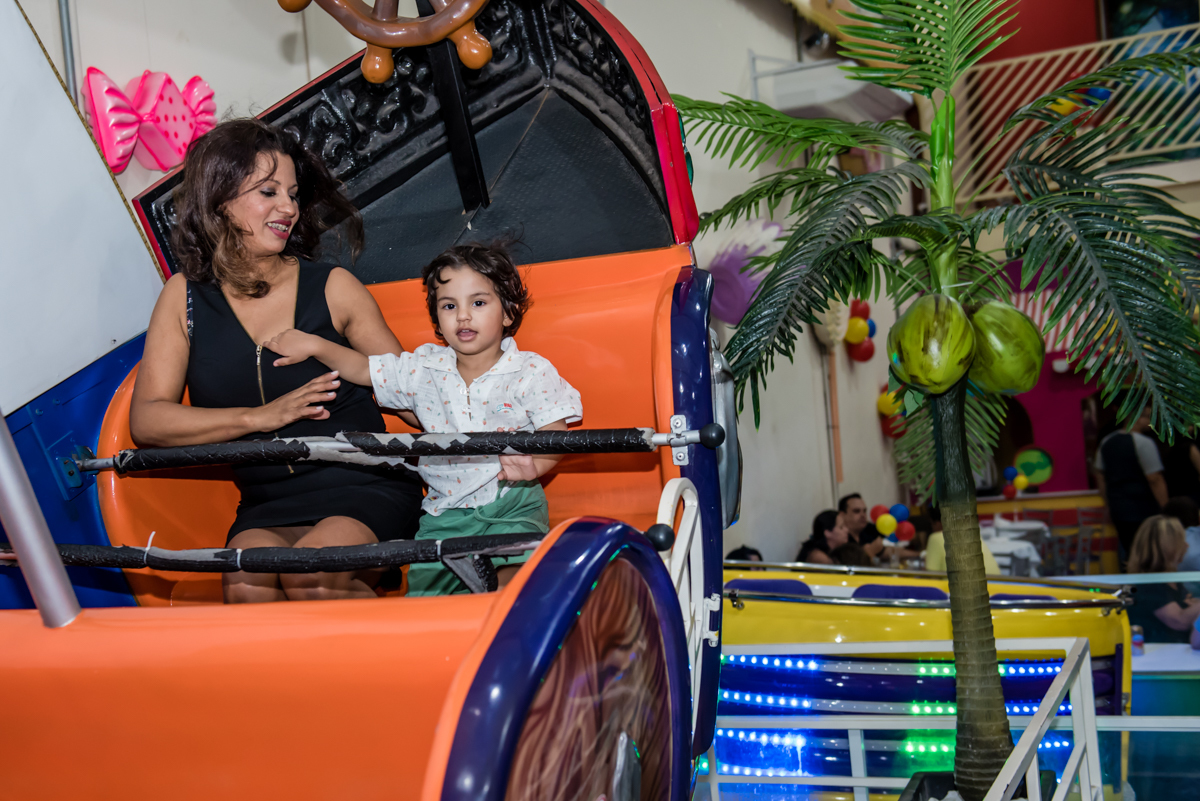 mãe e filho curtem o barco vick