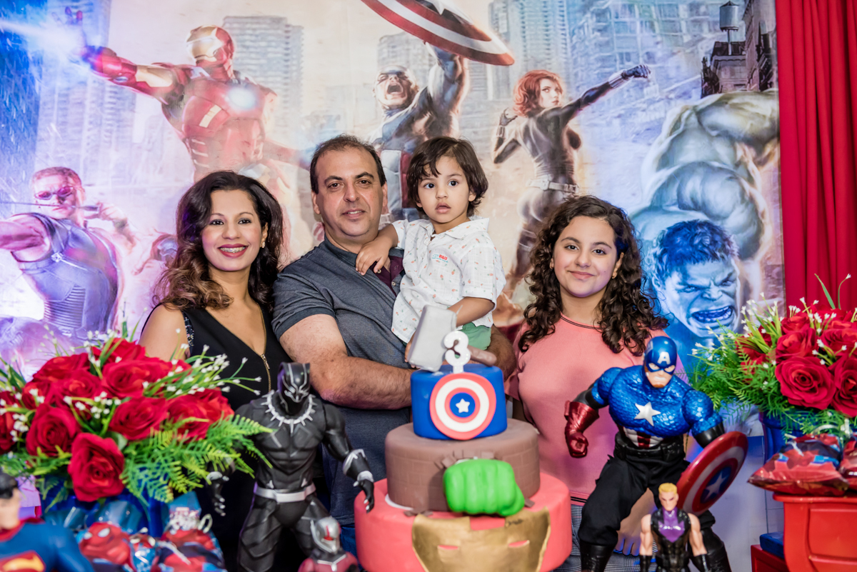 foto da família na mesa temática