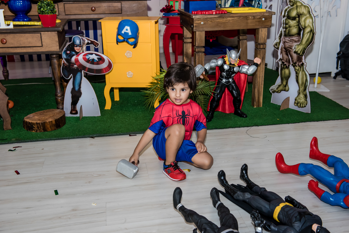 brincando com os personagens da mesa dos super heróis
