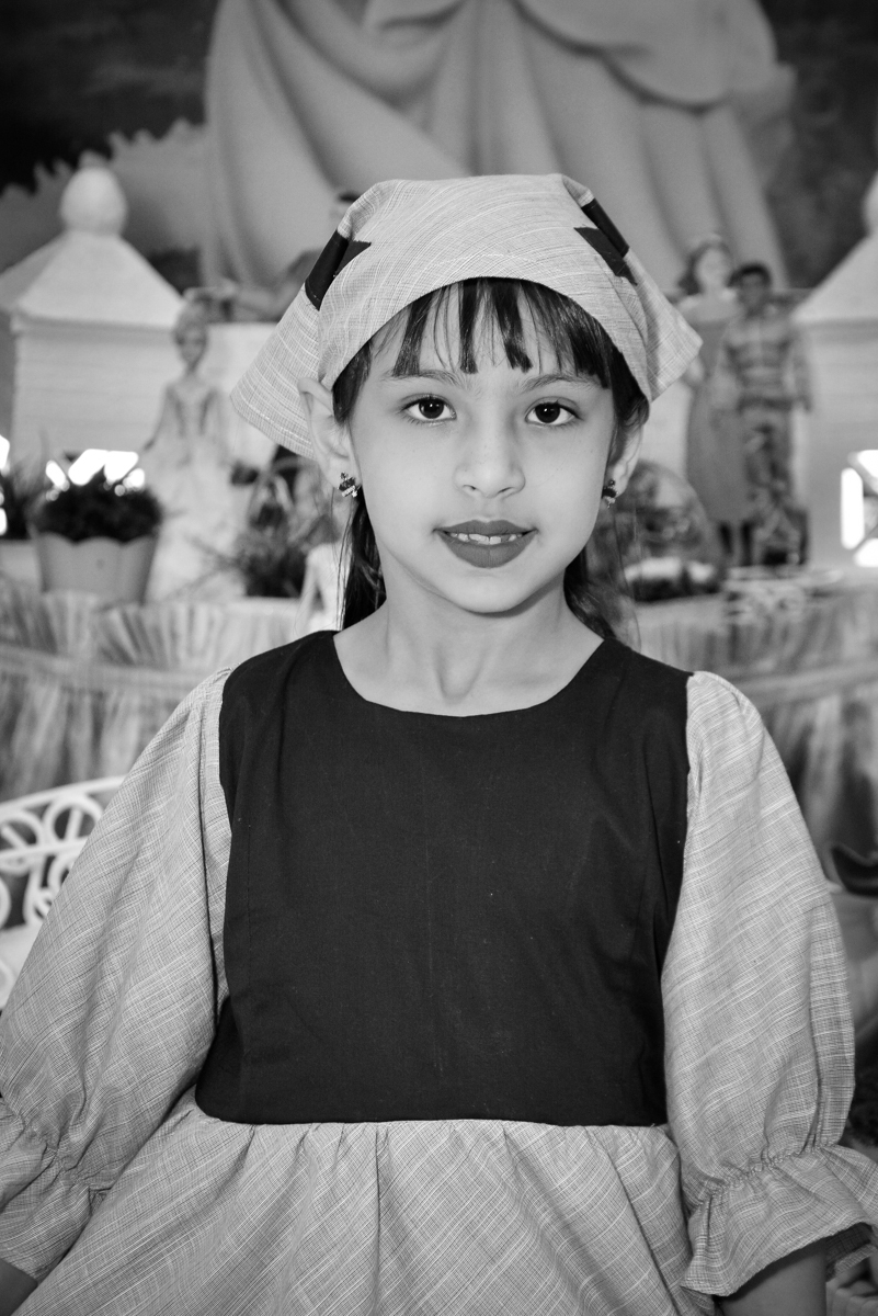 linda fazendo as fotos na mesa temática