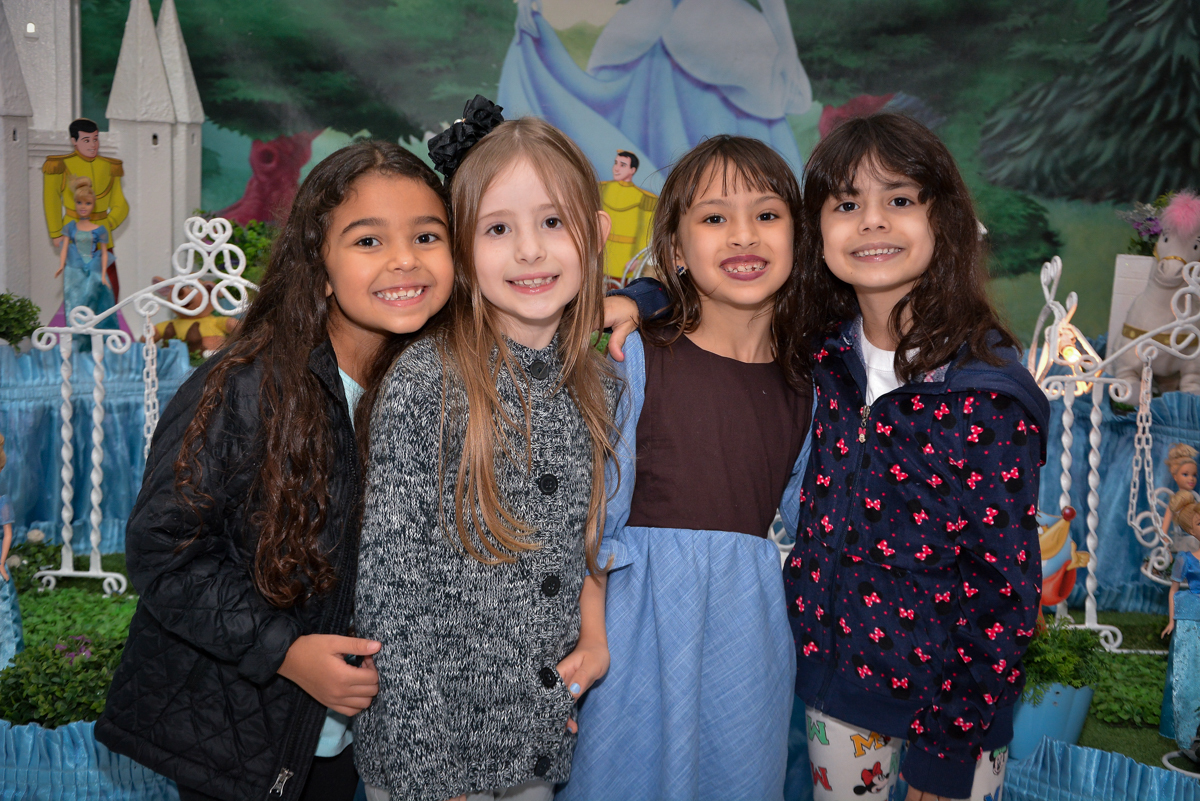 as amigas brincam juntas