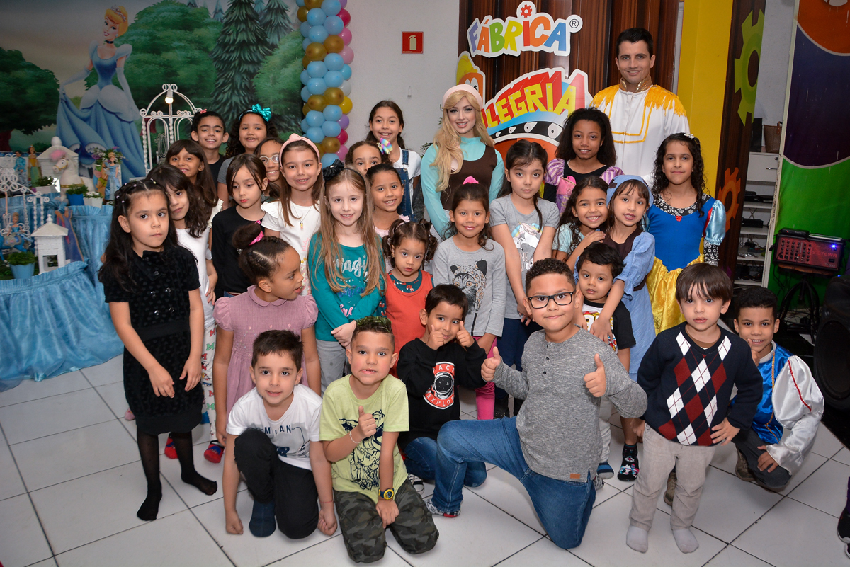 os convidados fazem foto em grupo