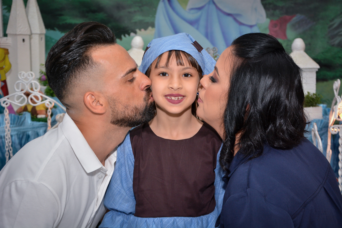 beijo sanduiche na aniversariante