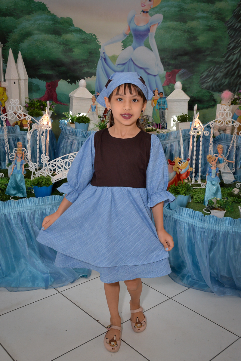 posando para a foto vestida de princesa