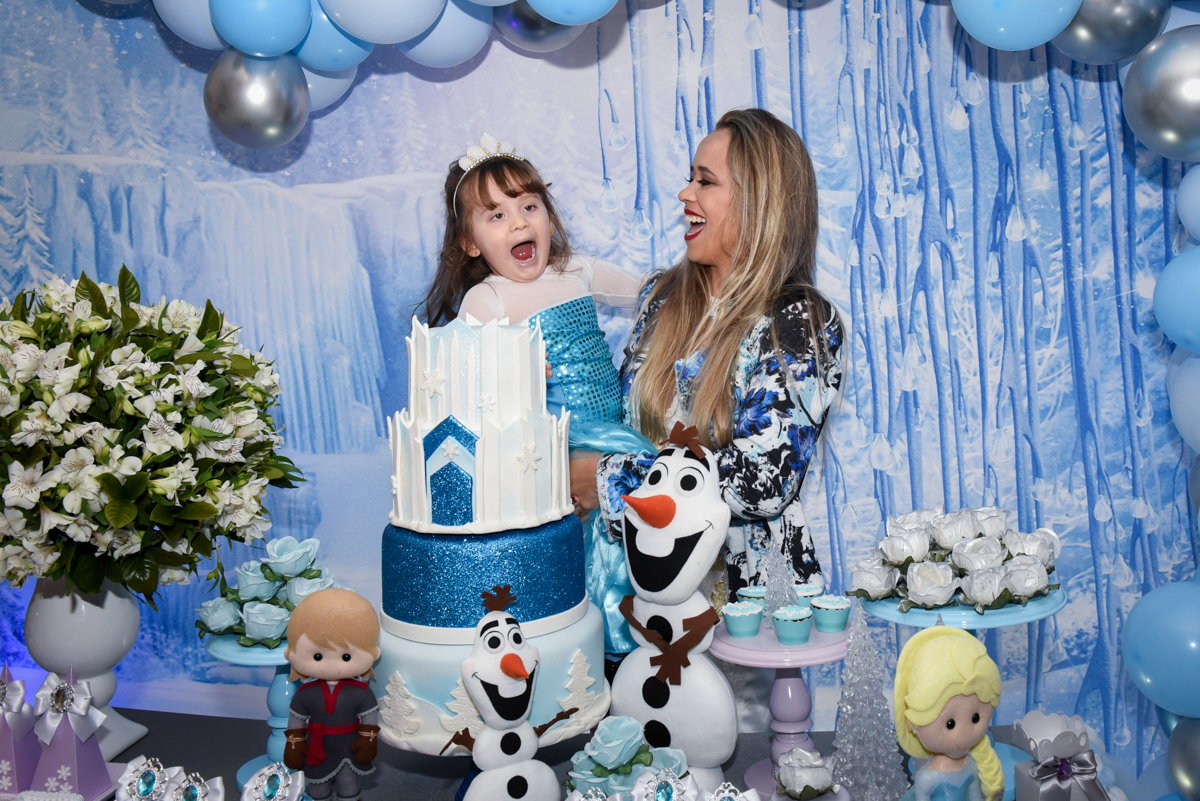 brincadeiras divertidas com a mãe na mesa temática